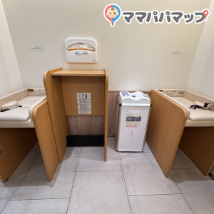 オムツ替え2台、縦長ベビーカースペース1台