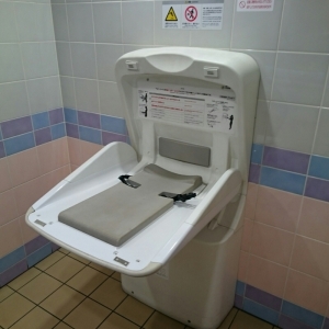 メトロ・エム後楽園駅ビル(5F女子トイレ)のオムツ替え台情報 画像1