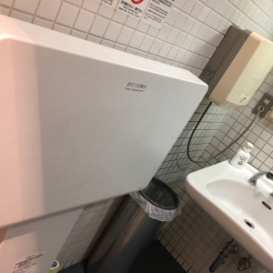 多目的トイレ内にオムツ替えスペースがあります。