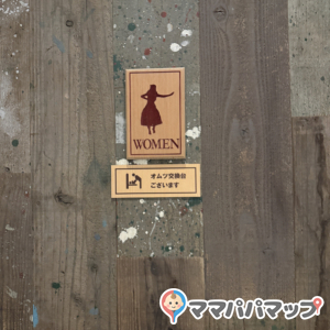 女子トイレの個室の中にベビーシートが1つありました。