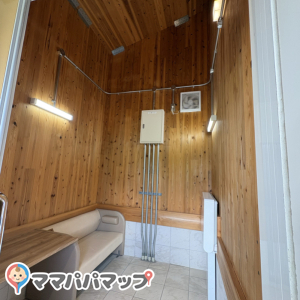 ふわふわドーム寄り 多機能トイレ(オストメイト対応)の授乳室・オムツ替え台情報 画像1