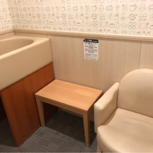 授乳室の中にもオムツ替え台があり、ベビーカーのまま中に入れて使いやすい。キレイなので利用しやすい。