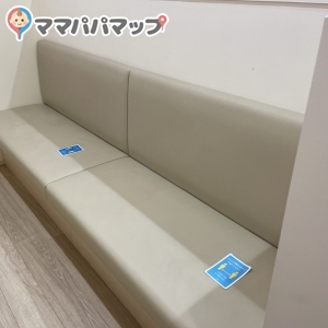 入り口からは見えないようになっているオープンスペース、個室がないけど待てない時などは助かると思います