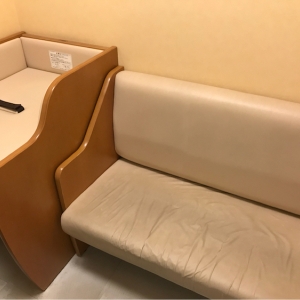 授乳室内にオムツ替え台とソファがあります。