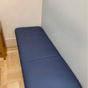 広いソファー。ゆったり授乳できる。