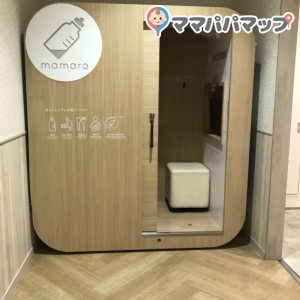 箱型の授乳室。ベビーカーは外置き。