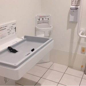 おむつ交換台を開いたところ