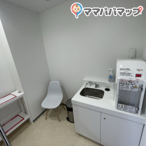 スーパービバホーム茨木目垣店の授乳室・おむつ替え台の写真(2枚目)