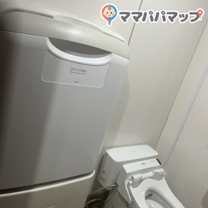 綺麗です。2階の女子トイレの手前側の個室についています。