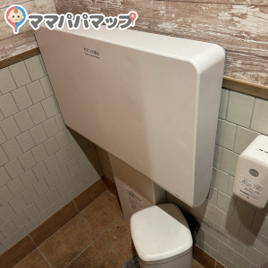 女性用トイレの個室にオムツ台