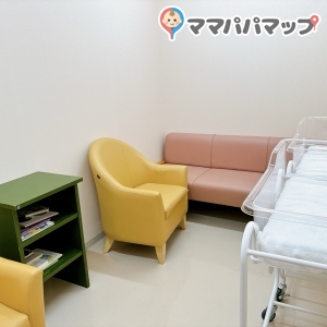 ソファと一人がけの椅子あり。コットもあるので一旦赤ちゃんを置いて準備することもできそう