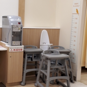 テーブル付きベビーチェア多数あり。