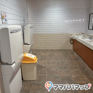 あみアウトレット女性トイレ内オムツ替え(1F)のオムツ替え台情報 画像1