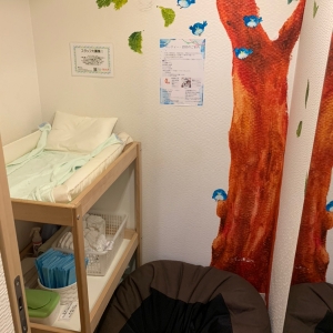 授乳室、おむつ台は同じ個室。