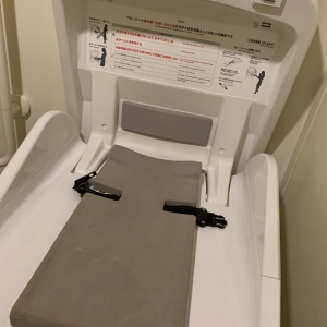 TOTOのオムツ替え台です