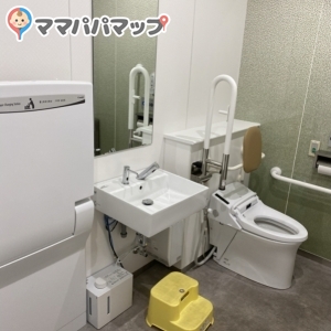 ゲームセンターと西松屋(移転後)の間の多目的トイレ