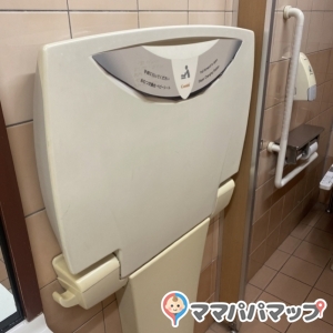 デニーズ南岡崎店の授乳室・おむつ替え台の写真(1枚目)