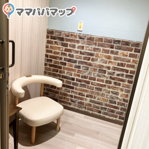 双子用ベビーカーも入りそうなほど個室は広かったです