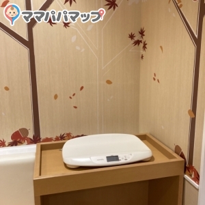 授乳室内の体重計