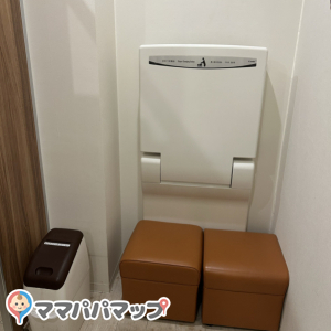 女性用トイレ内 オムツ交換台