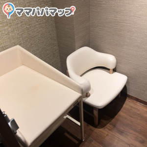 ベビーフェイスプラネッツ長野南店の授乳室・おむつ替え台の写真(1枚目)