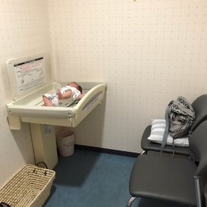 鍵のかかる小さな個室です。椅子にはクッションも用意されてました。