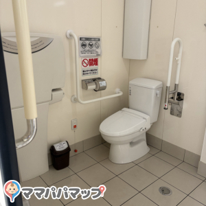 薬王堂 利府ＳＣ店の授乳室・おむつ替え台の写真(2枚目)