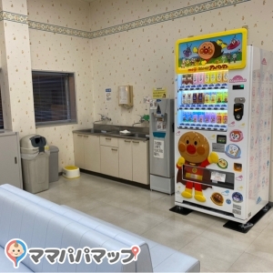 調乳用のお湯、シンク、休憩用のベンチあります