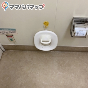 ダイソー側の多目的トイレ