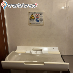 トマトアンドオニオン福知山岩井店(1F)の授乳室・おむつ替え台の写真(1枚目)