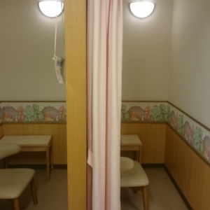 カーテンで仕切れる個室が２部屋