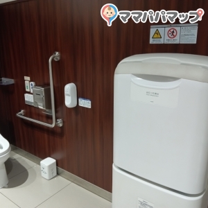 多目的トイレ。広かったです。女子トイレ男子トイレにもおむつ台あるそうです。