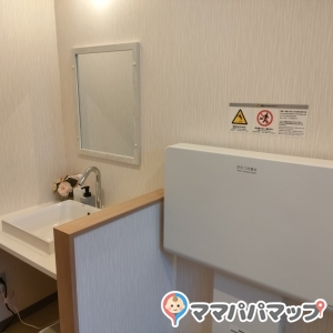 とがし医院 耳鼻咽喉科(1F)のオムツ替え台情報 画像5