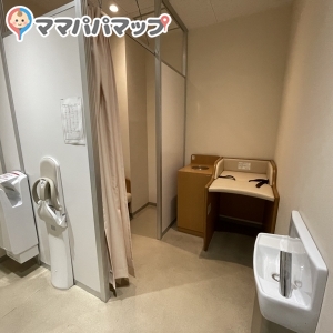 カーテンの奥が授乳できるスペースでソファーがあります