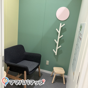 鍵付き個室が一階に一部屋、二階に二部屋ありました。以前は授乳枕が置かれていたようでしたが、どの部屋にもありませんでした。