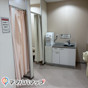 仕切りのあるカーテンの外までは男性も利用可能