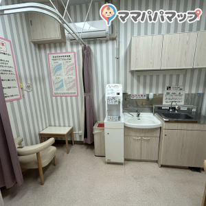 開店してすぐに利用したので、誰もいませんでした。授乳スペースは狭いですが、ベビーカーも入れることができありがたかったです。セキュリティ面はちょっと心配ですが、カーテンが二重になっているので、透けることはありません。