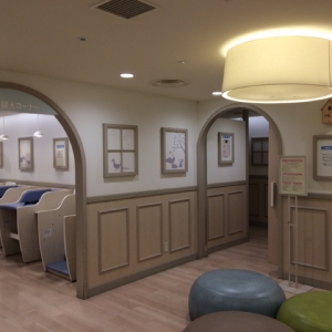 左がオムツ替え、右が授乳スペース