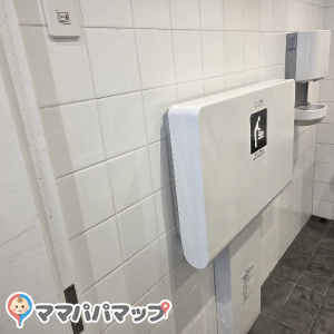 ジーユー 春日フォレストシティ店(入口右手トイレ)の授乳室・おむつ替え台の写真(2枚目)