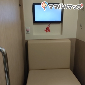 個室内にベンチもあるのでパパも一緒に入室できます。