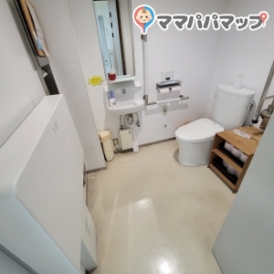 三重三菱自動車販売桑名江場店(1F)のオムツ替え台情報 画像1