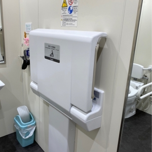 台東区立 江戸下町伝統工芸館(1F)のオムツ替え台情報 画像3