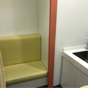 カーテンの中にミルクを作るところ？があります。他の方が書かれているようにカーテンを開けないと使えません。