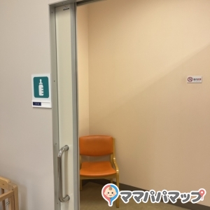 TSUTAYA横　多目的トイレの授乳室・おむつ替え台の写真(1枚目)