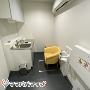 手洗い場、おむつ台拭くペーパータオル、給湯器(お湯〇)、授乳用椅子、キッズチェア、ゴミ箱(おむつ不可)