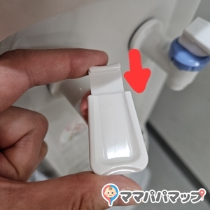 矢印の方向に押し込んでからレバーを操作しないとお湯は出ません。