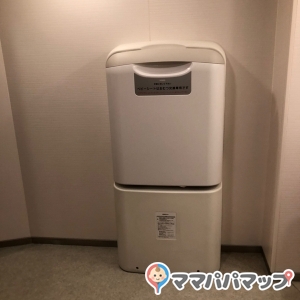 女子トイレのオムツ台