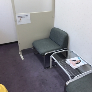 授乳室  衝立の奥は母乳の人専用