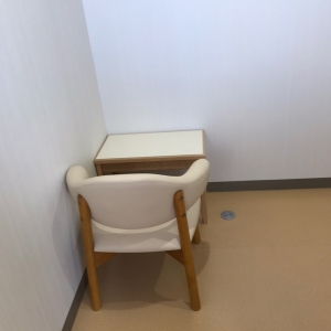 授乳室内の椅子とテーブル