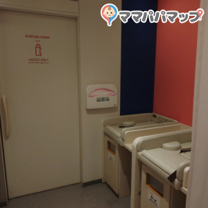 この中に蛇腹カーテンで仕切られた授乳室が2部屋あります